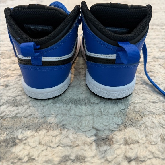 Nike Jordan Kids Sneakers in Blue and Black - Picture 5 of 8